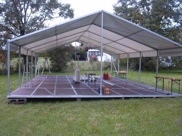 Partyzelt 8m breit: 8x15m mit Kasettenfussboden (3)
