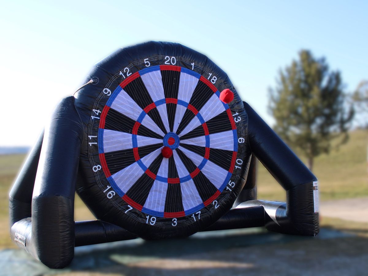 Dartwand mit einem Klettball im oberen Feld