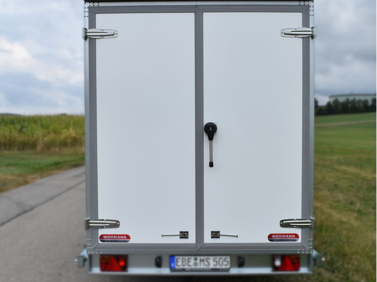 Kuehlanhaenger von hinten mit geschlossenen Doppelfluegeltueren