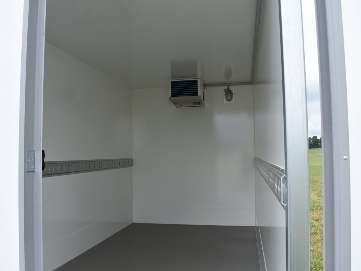 Isolierter Innenraum mit Wandschienen und Deckenverdampfer