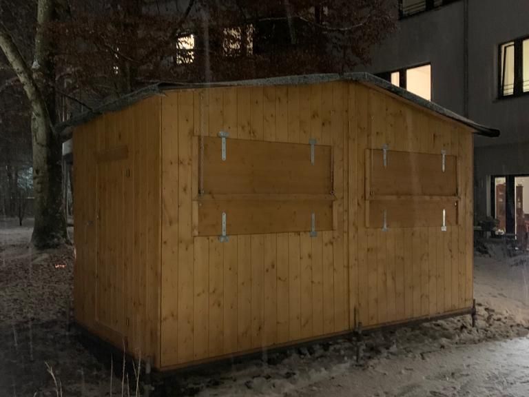 Markthuette gross mit zwei Ausgabeklappen