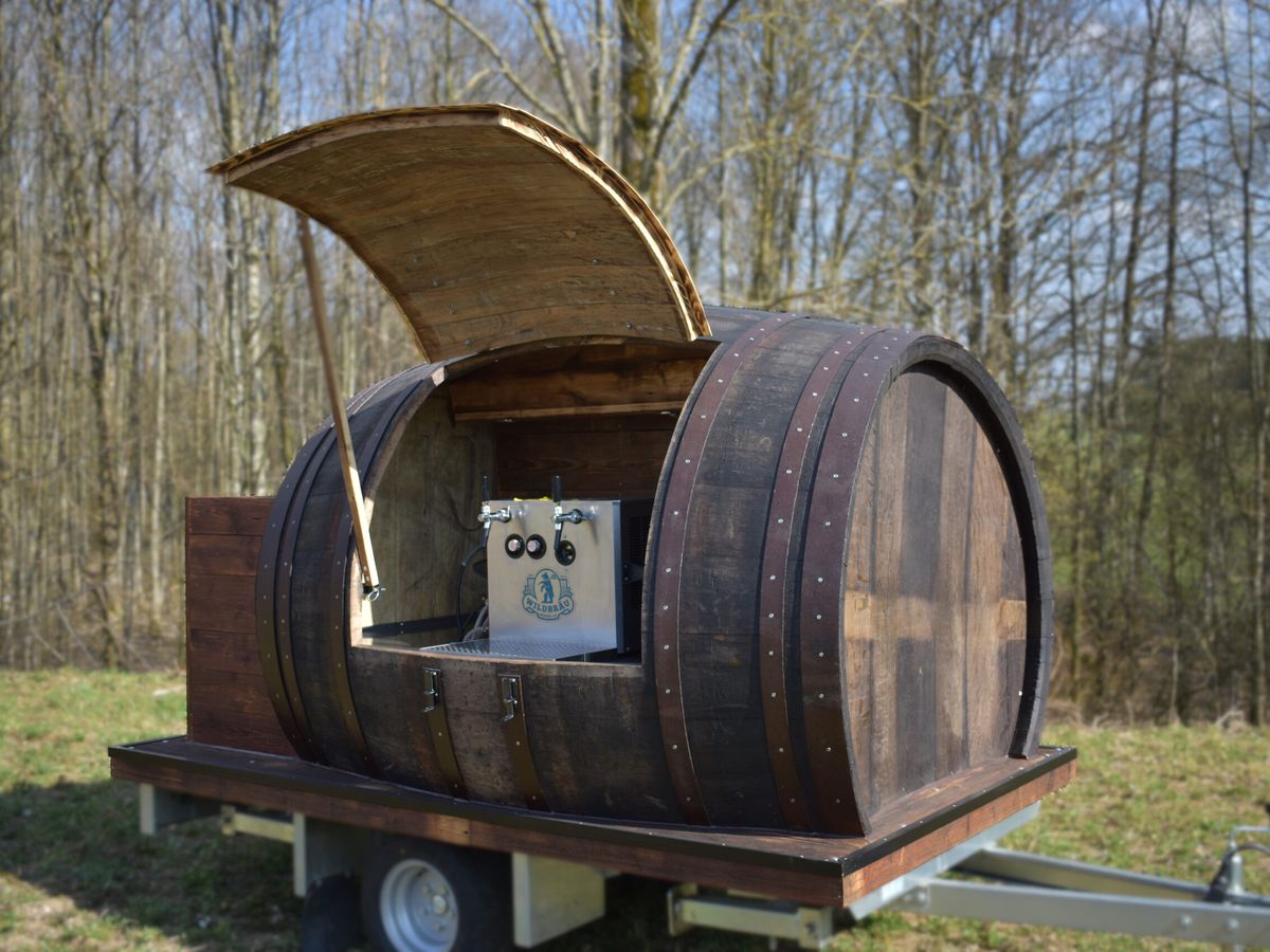 Schankfass auf dem Anhaenger mit geoeffneter Klappe