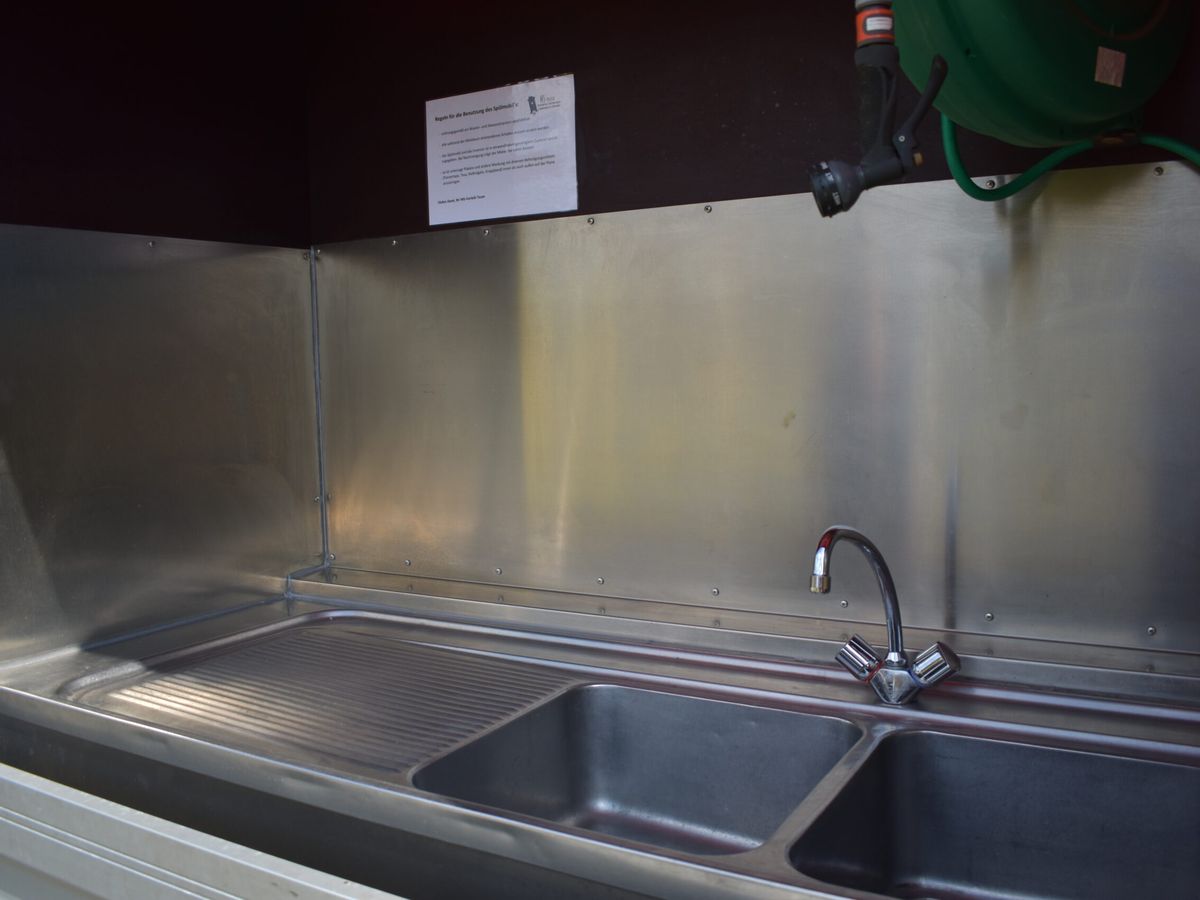 Vorspuelstation mit Doppelwaschbecken und Brause im Spuelmobil