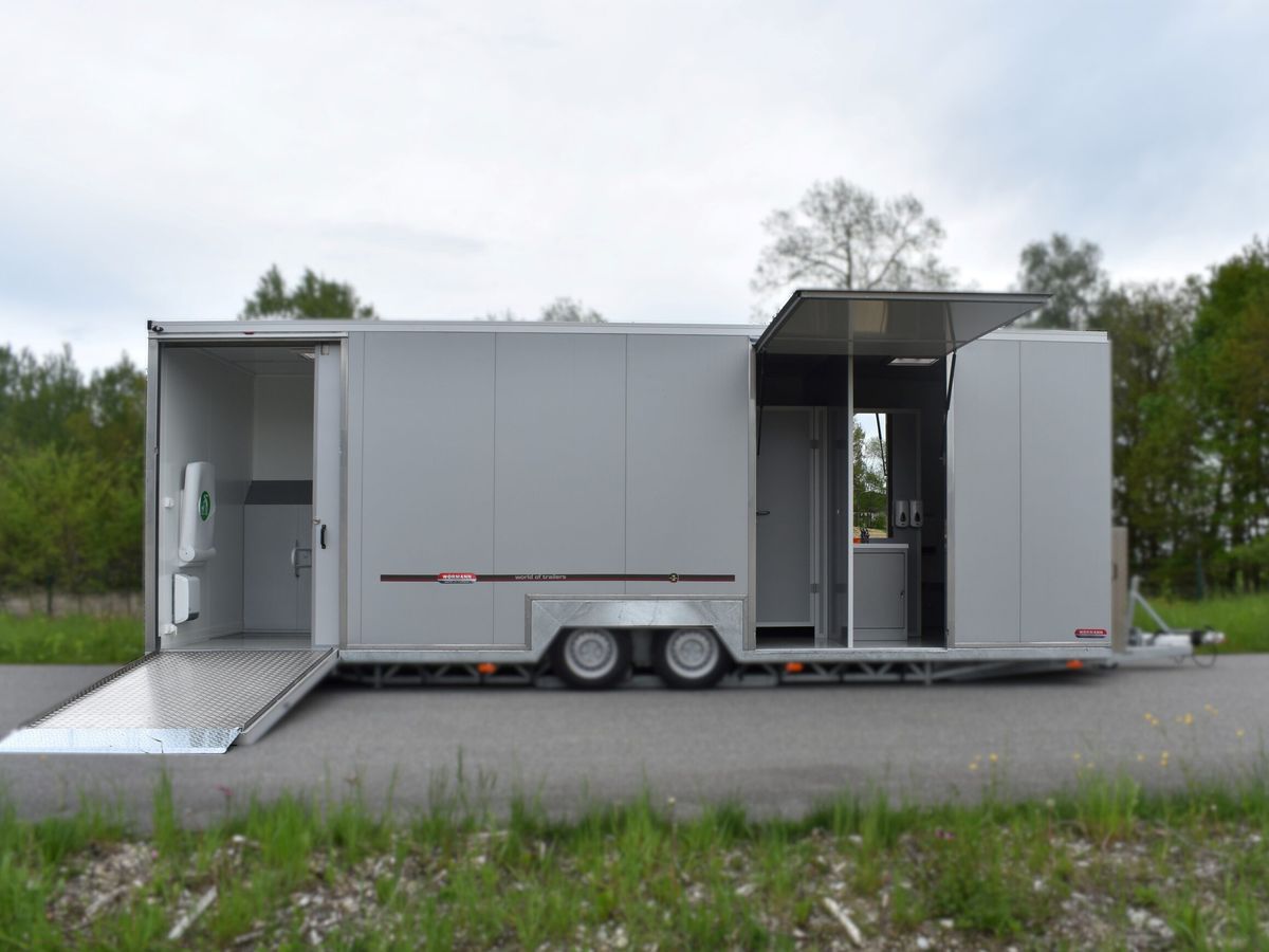 Toilettenwagen EBE WC 100 abgesenkt, mit ausgefahrener Rampe