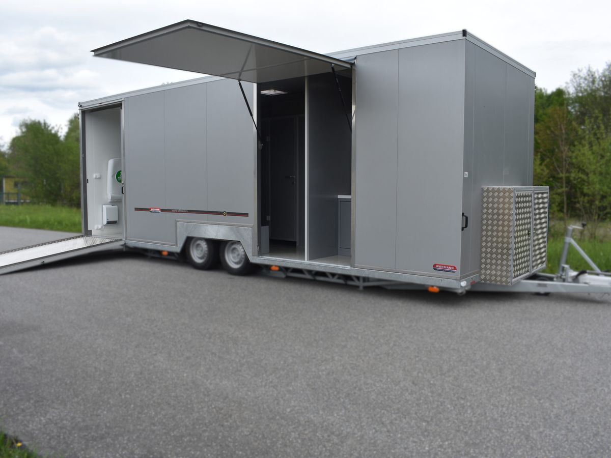 Toilettenwagen EBE WC 100 mit geoeffneten Klappen von der Seite