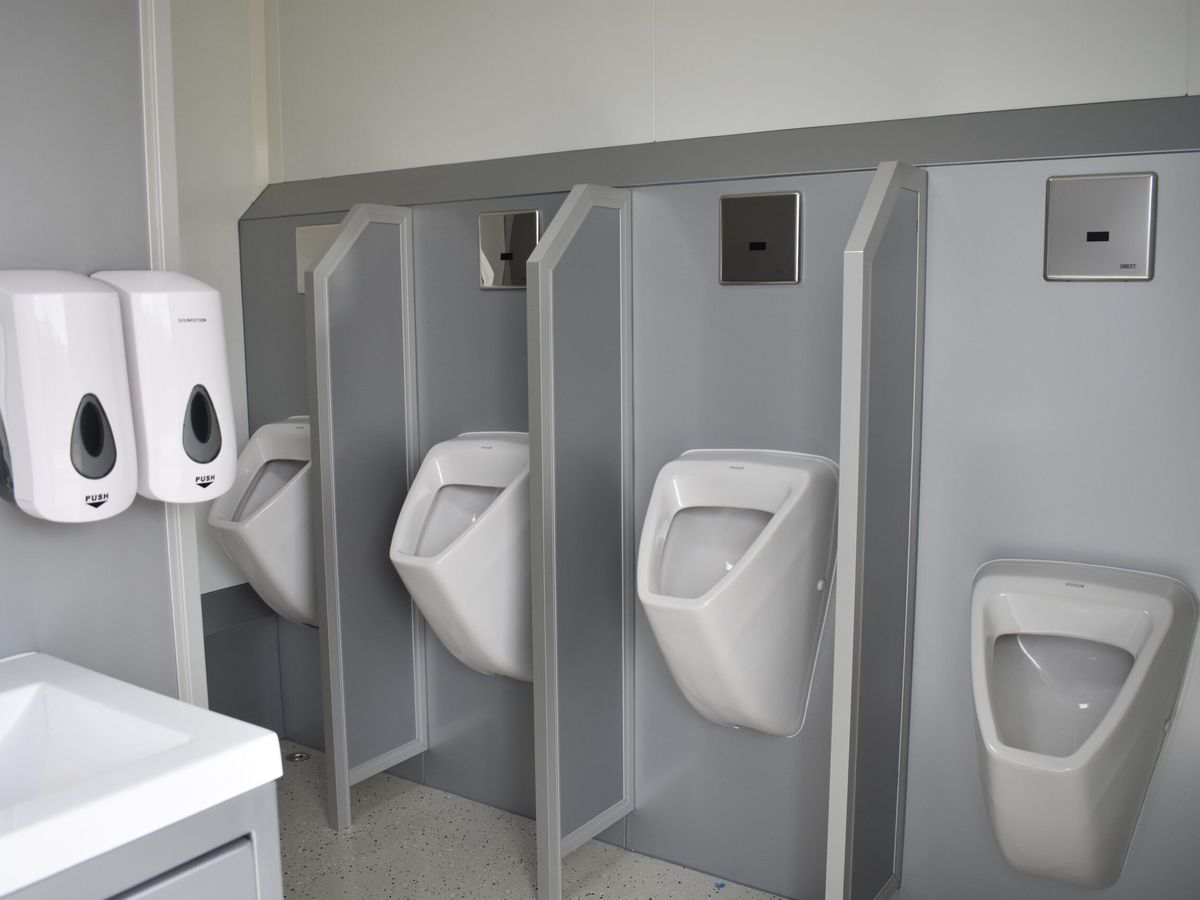 Herrenabteil mit vier Urinalen und Waschbecken