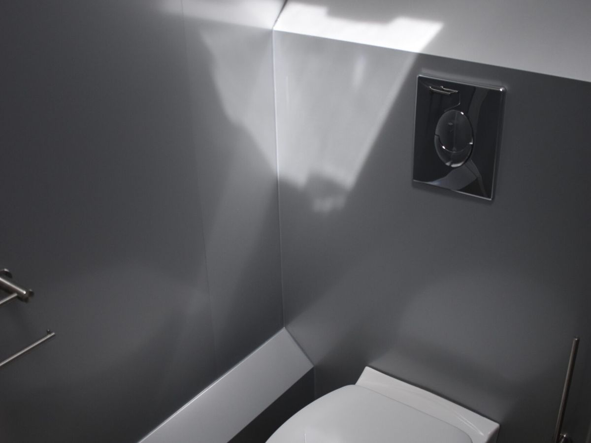 WC-Kabine mit wandhaengendem WC