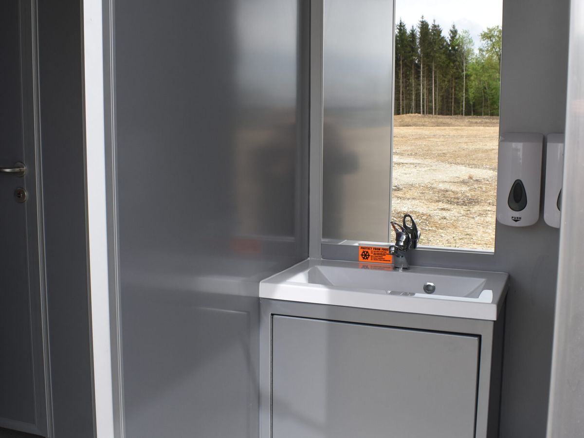 Waschbecken mit Spiegel und Unterschrank