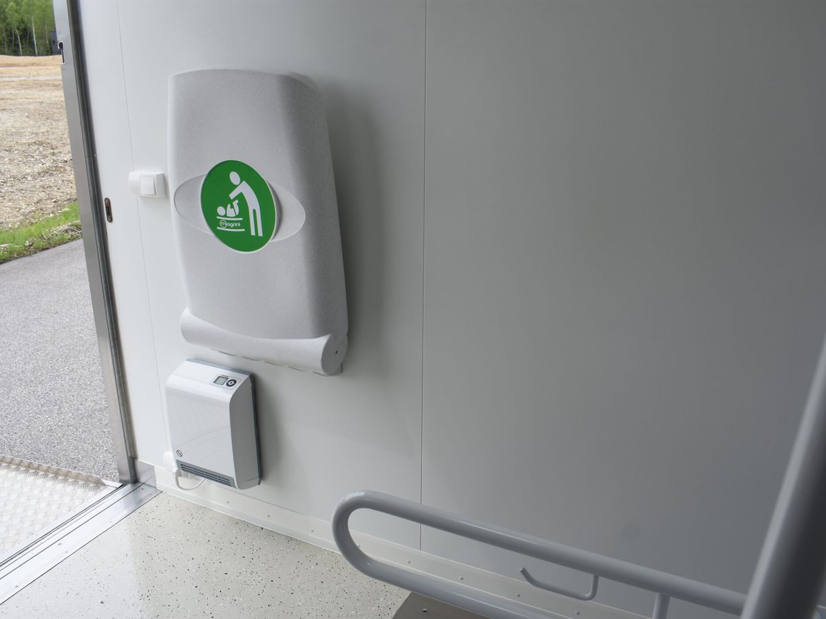 An die Wand geklappter Wickeltisch