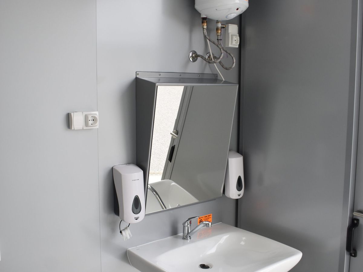 Waschbecken mit Boiler und Spiegel