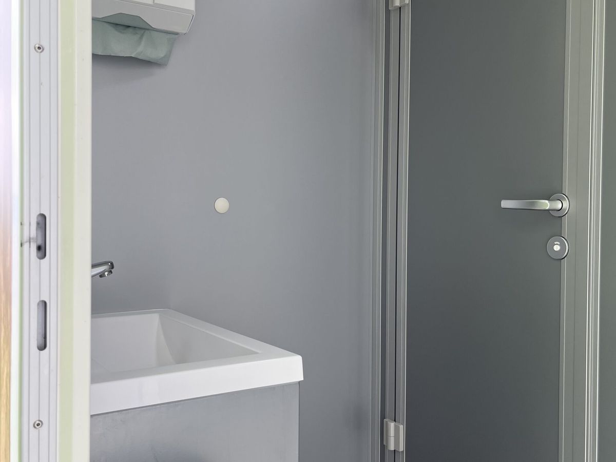 Waschbecken mit Handtuchspender im Damenabteil
