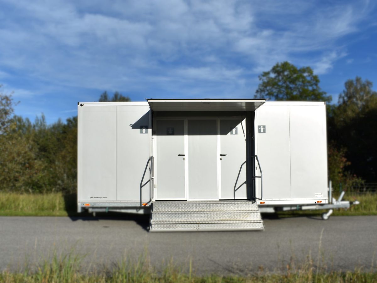 Toilettenwagen EBE WC 98 mit ausgeklappter Ueberdachung und Treppe
