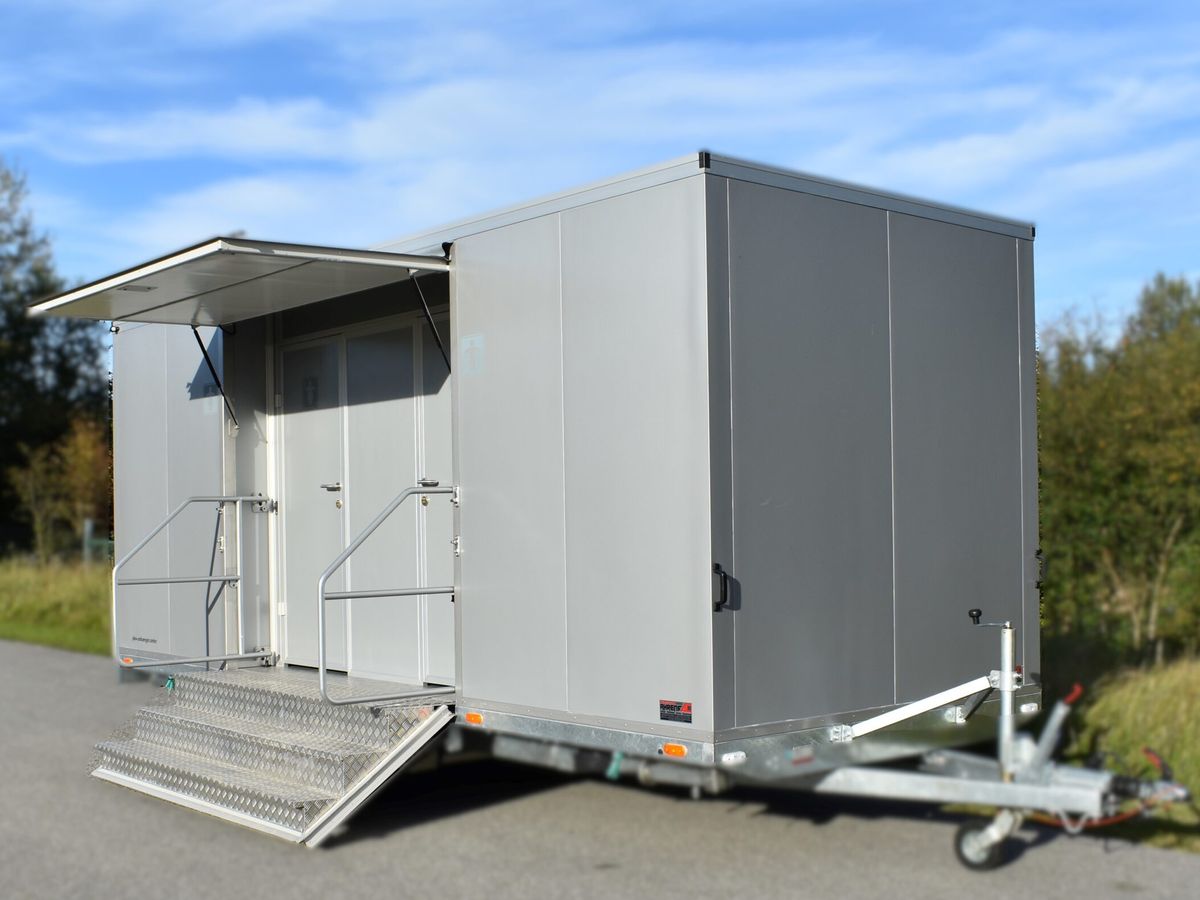 Toilettenwagen EBE WC 98 schraeg von vorn mit Anhaengerkupplung
