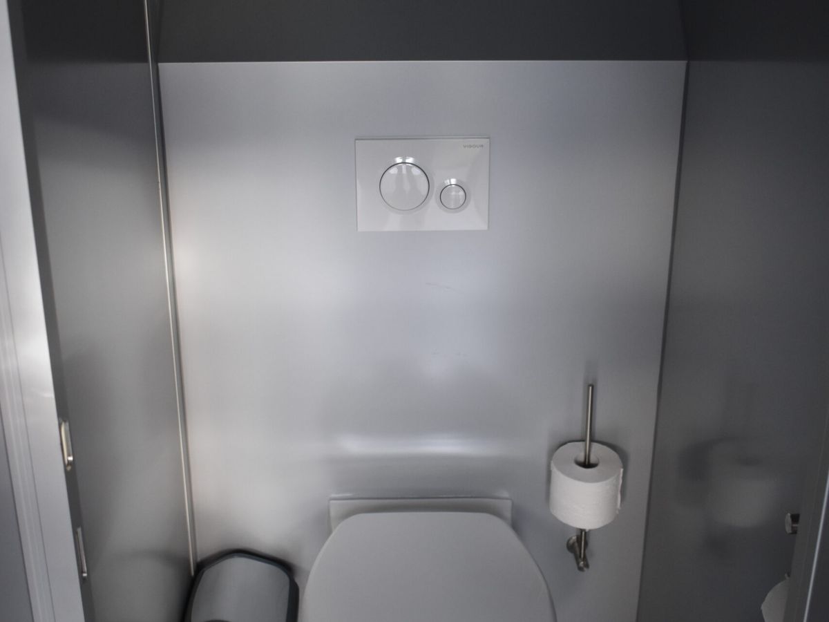 WC-Kabine mit Spuelung, Buerste und Abfallbehaelter