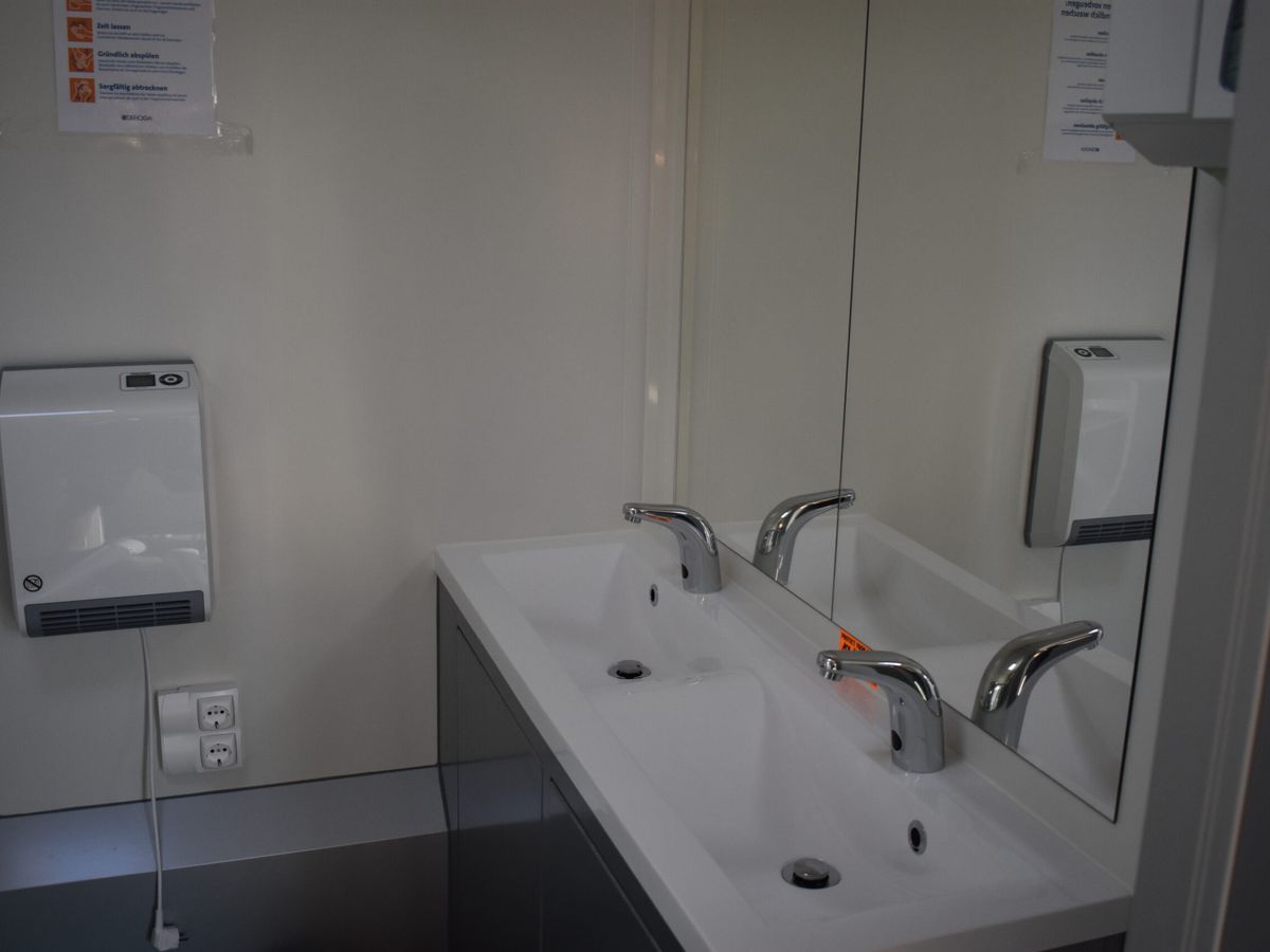 Doppelwaschbecken mit Spiegel, Seifenspender und Elektroheizung