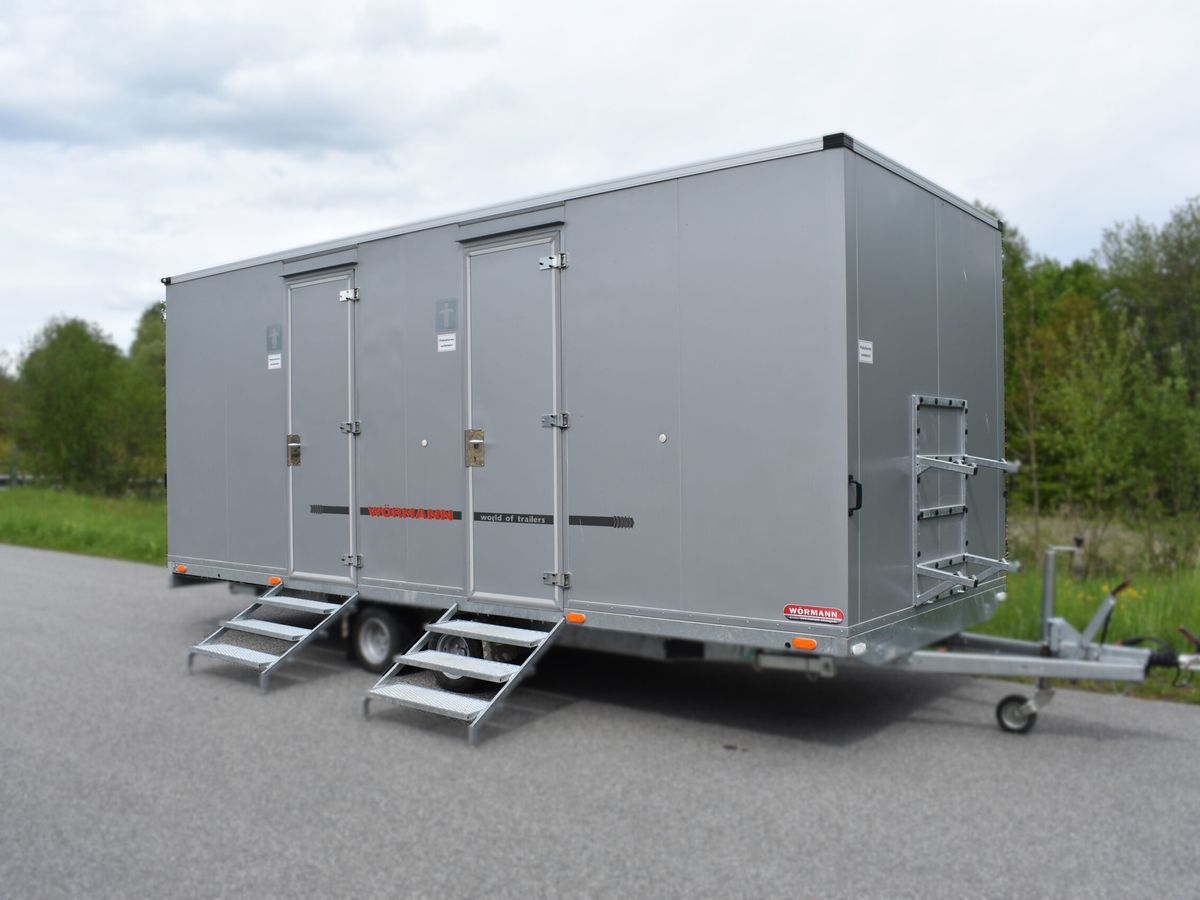 Toilettenwagen EBE WC 99 schraeg von hinten mit Deichsel