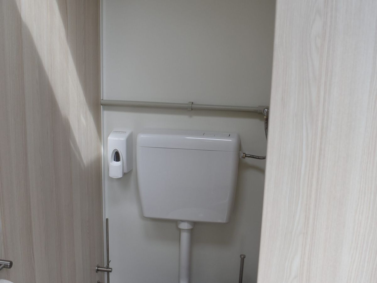 WC-Kabine in Holzoptik mit Spuelkasten