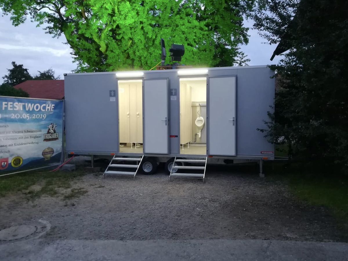 Toilettenwagen EBE WC 99 aufgestellt auf einem Festplatz