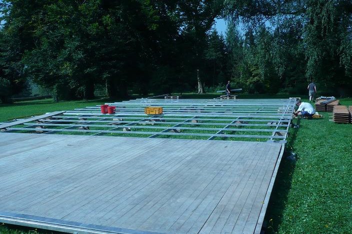 Verlegter Kassettenfußboden auf der Wiese