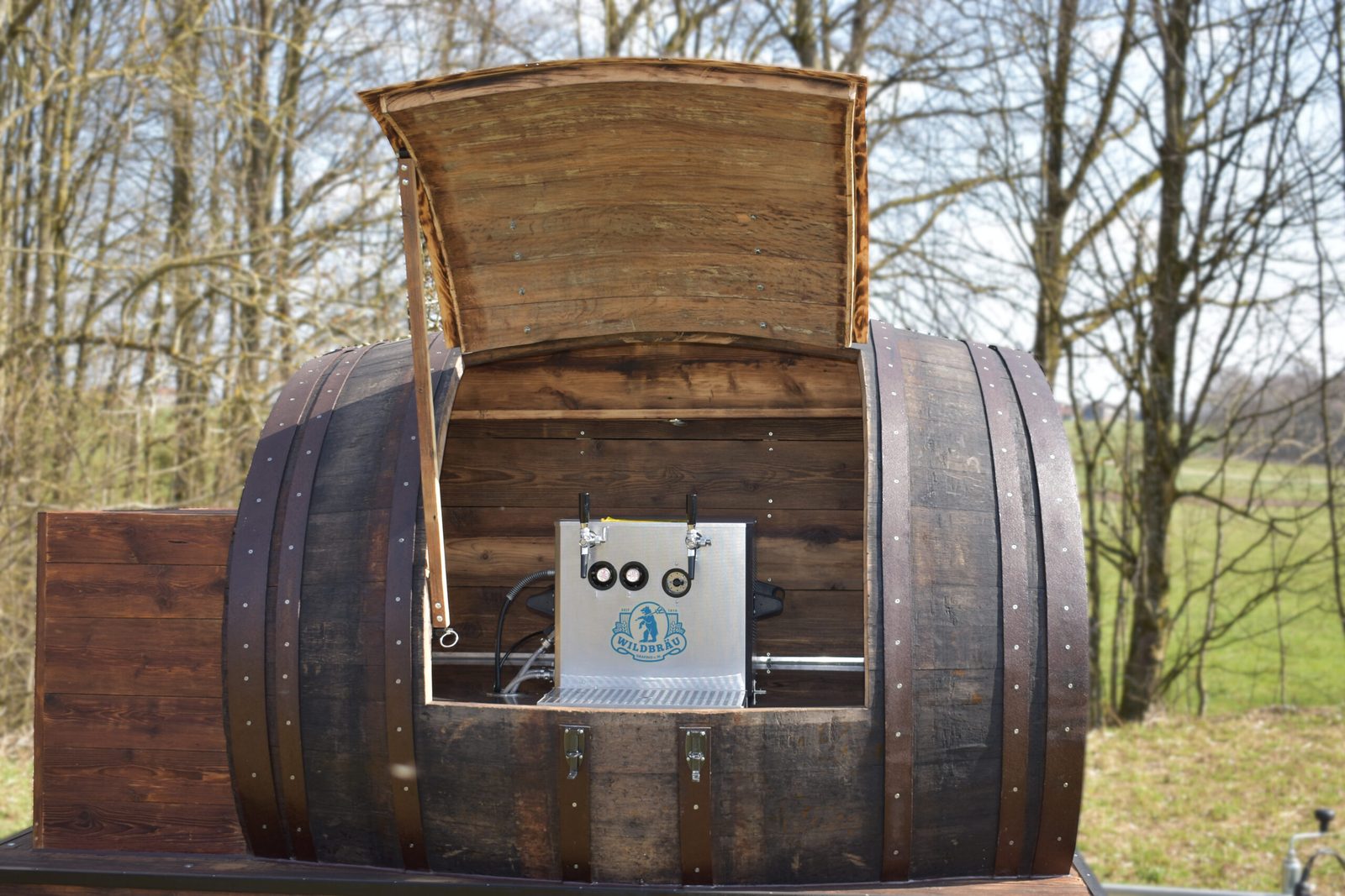 Schankfass aus Holz mit geoeffneter Klappe