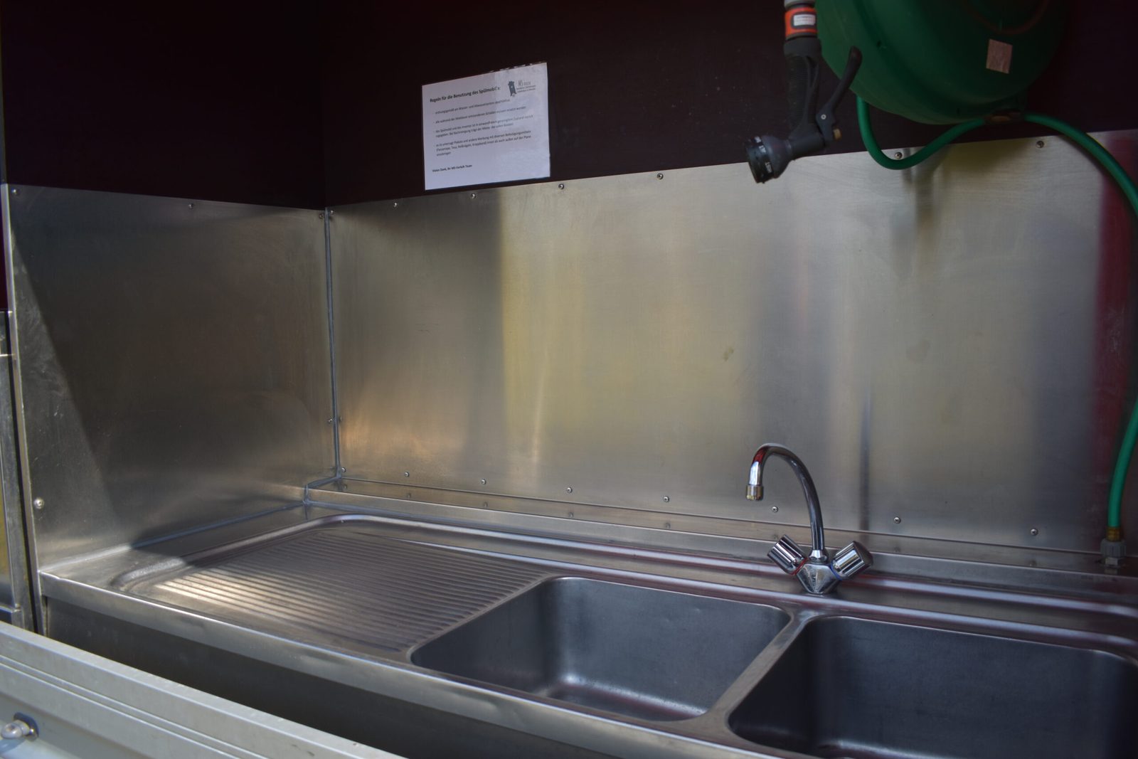 Vorspuelstation mit Doppelwaschbecken im Spuelmobil