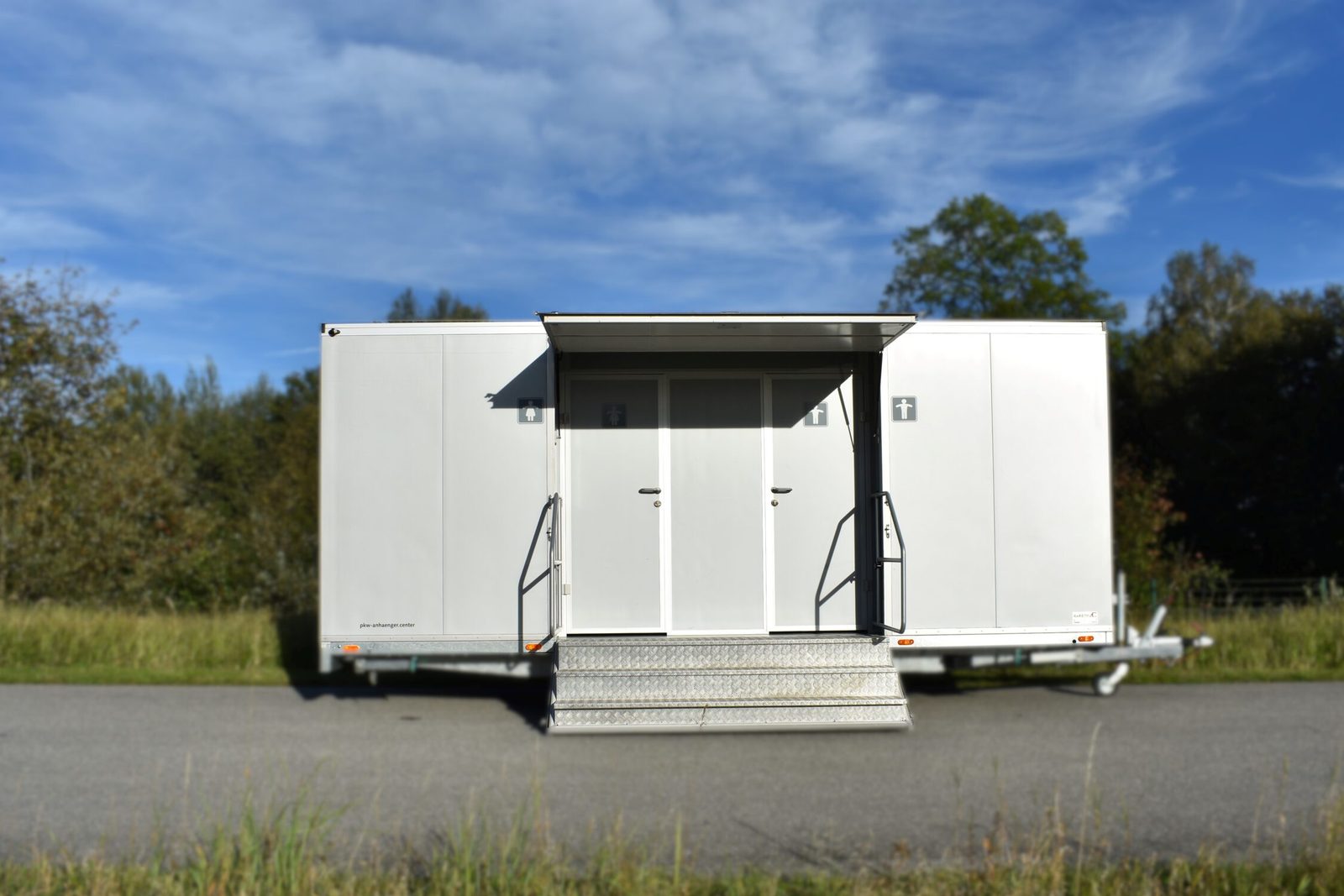 Toilettenwagen mit ausgeklappter Treppe
